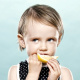 дети едят лимон