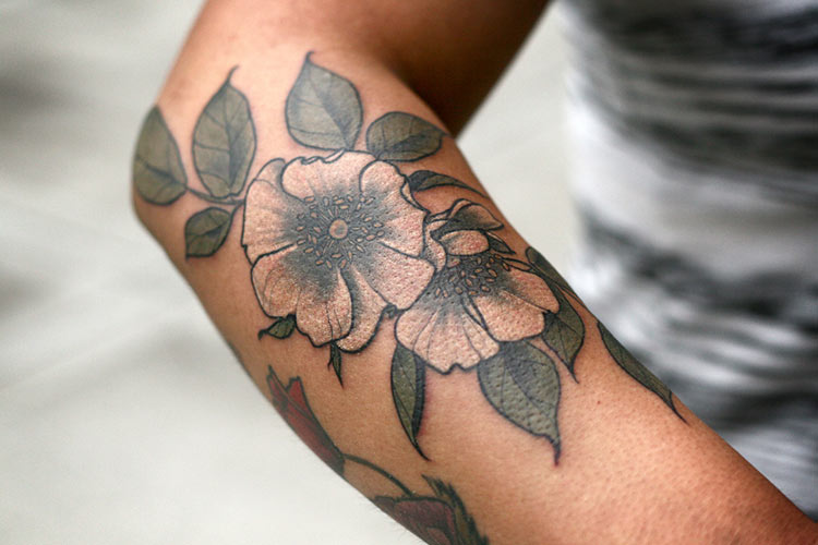 Татуировки на руке цветы для девушек (108 фото)