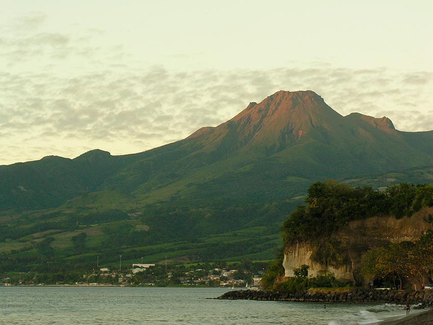 извержение мощного вулкана Мон-Пеле на Мартинике Сен-Пьер 16